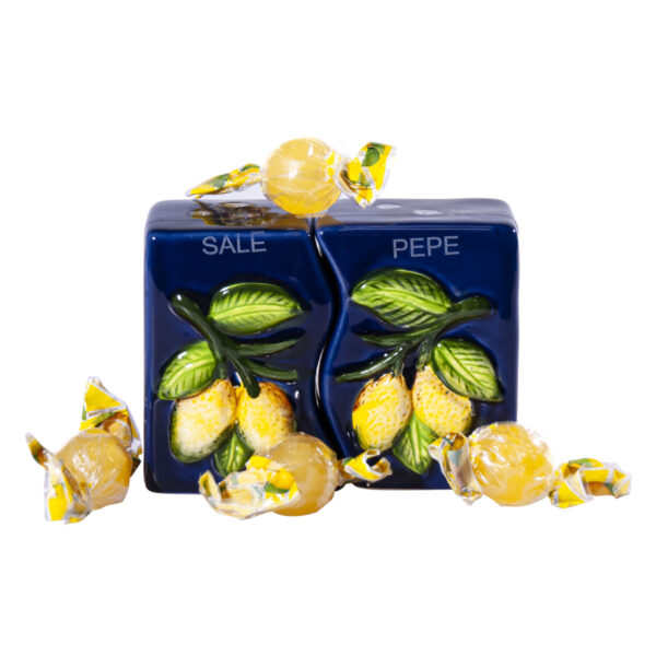 Set sale e pepe in ceramica blu + Canovaccio + Caramelle frizzanti al limone 30 g - Image 2